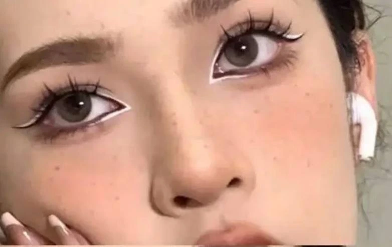 مداد چشم شمعی ضدآب آرت اسکین مدل Silky Eyeliner - تصویر 2
